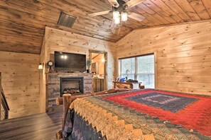 Interior - Pigeon Forge Cabin w/ Hot Tub: 1 Mi to Parkway (Pigeon Forge)