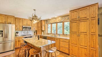 Rumah (3 Bedrooms) | Dapur pribadi | Microwave, oven, kompor, dan mesin pencuci piring