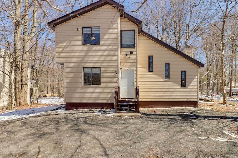 Modern Tobyhanna Home Near Lake Carobeth!