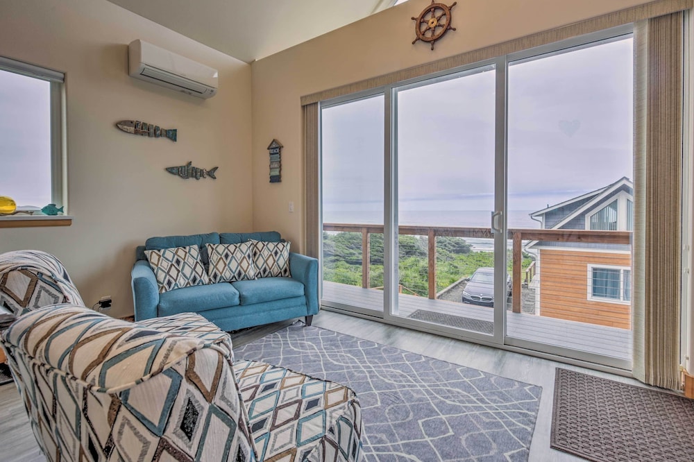 Chic Beachfront Abode w/ Balcony & Beach Access!