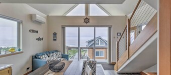 Chic Beachfront Abode w/ Balcony & Beach Access!