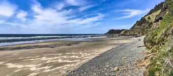 Yachats Gem w/ Private Balcony & Ocean Views!