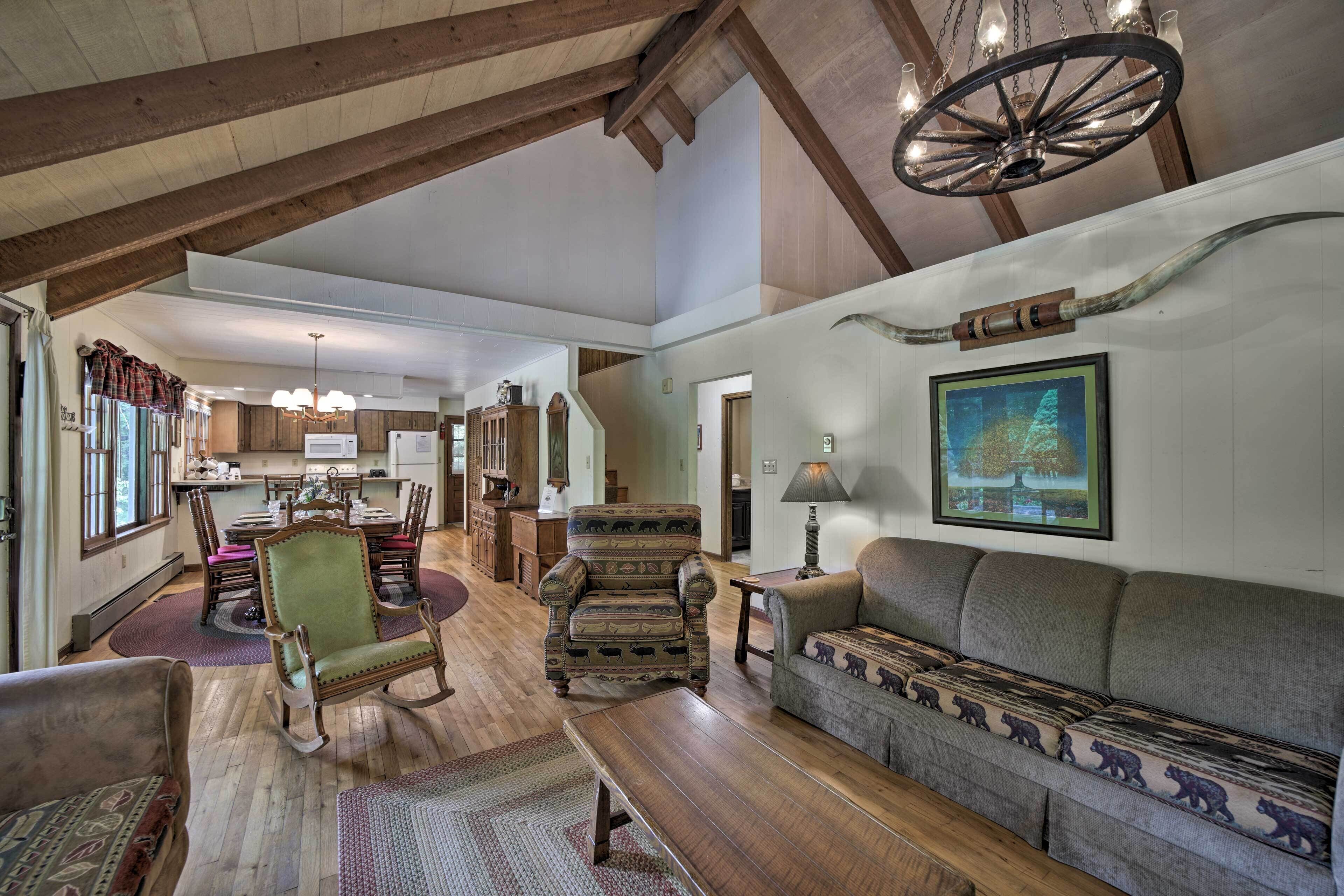 Gorgeous Home w/ Fireplace < 6 Mi to Downtown