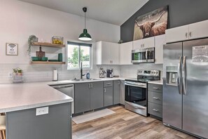 Paper towels - Sleek Fort Wayne Home Near Dtwn Attractions! (Fort Wayne)