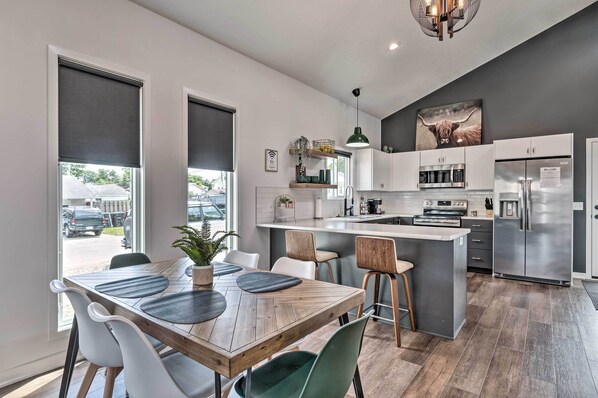 Dining - Sleek Fort Wayne Home Near Dtwn Attractions! (Fort Wayne)