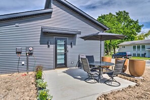 Outdoor dining - Sleek Fort Wayne Home Near Dtwn Attractions! (Fort Wayne)