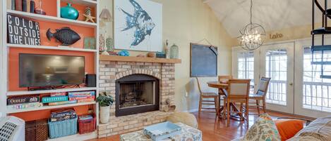 บ้านพัก (2 Bedrooms) | บริเวณนั่งเล่น | ทีวี, เครื่องเล่นดีวีดี