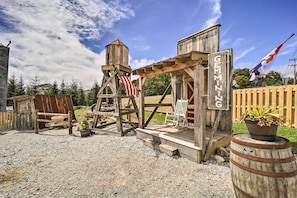 A rustic wooden structure with a sign reading "GEMMING". - Near Trail Access & Beech Mtn Ski: 1st-floor Condo (Banner Elk)