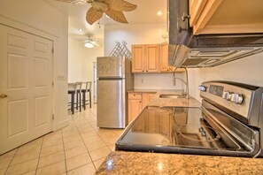 Mikrobølgeovn, ovn, kokeplater og høy barnestol