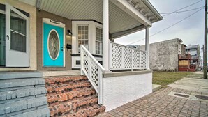 Exterior detail - Atlantic City Escape, 1 Mi to Steel Pier! (Atlantic City)