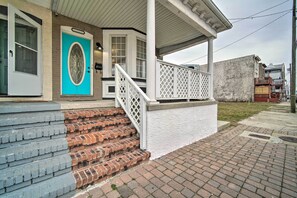 Exterior detail - Atlantic City Escape, 1 Mi to Steel Pier! (Atlantic City)