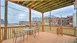 Outdoor dining - Atlantic City Escape, 1 Mi to Steel Pier! (Atlantic City)