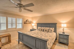 House (2 Bedrooms) | 2 bedrooms, desk, laptop workspace, bed sheets - Marathon Vacation Rental With Pool Access! (Marathon)