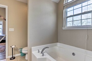 Bathroom - Lakefront Camdenton Home w/ Fire Pit & Grill! (Camdenton)