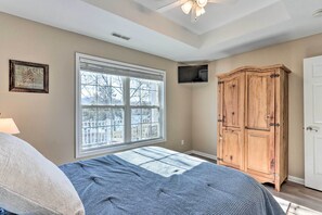 4 bedrooms, bed sheets - Lakefront Camdenton Home w/ Fire Pit & Grill! (Camdenton)