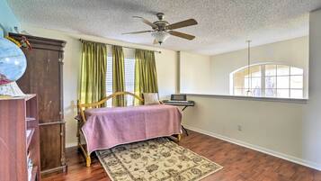 House (2 Bedrooms) | 2 bedrooms, laptop workspace, iron/ironing board, bed sheets