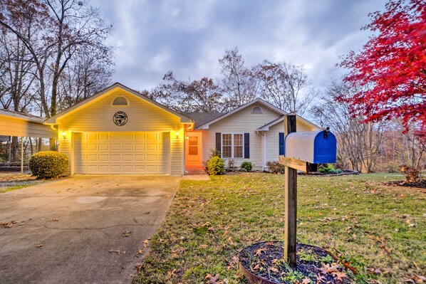 House (3 Bedrooms) | Interior - Lake Barkley Home With Fire Pit & Private Dock! (Cadiz)