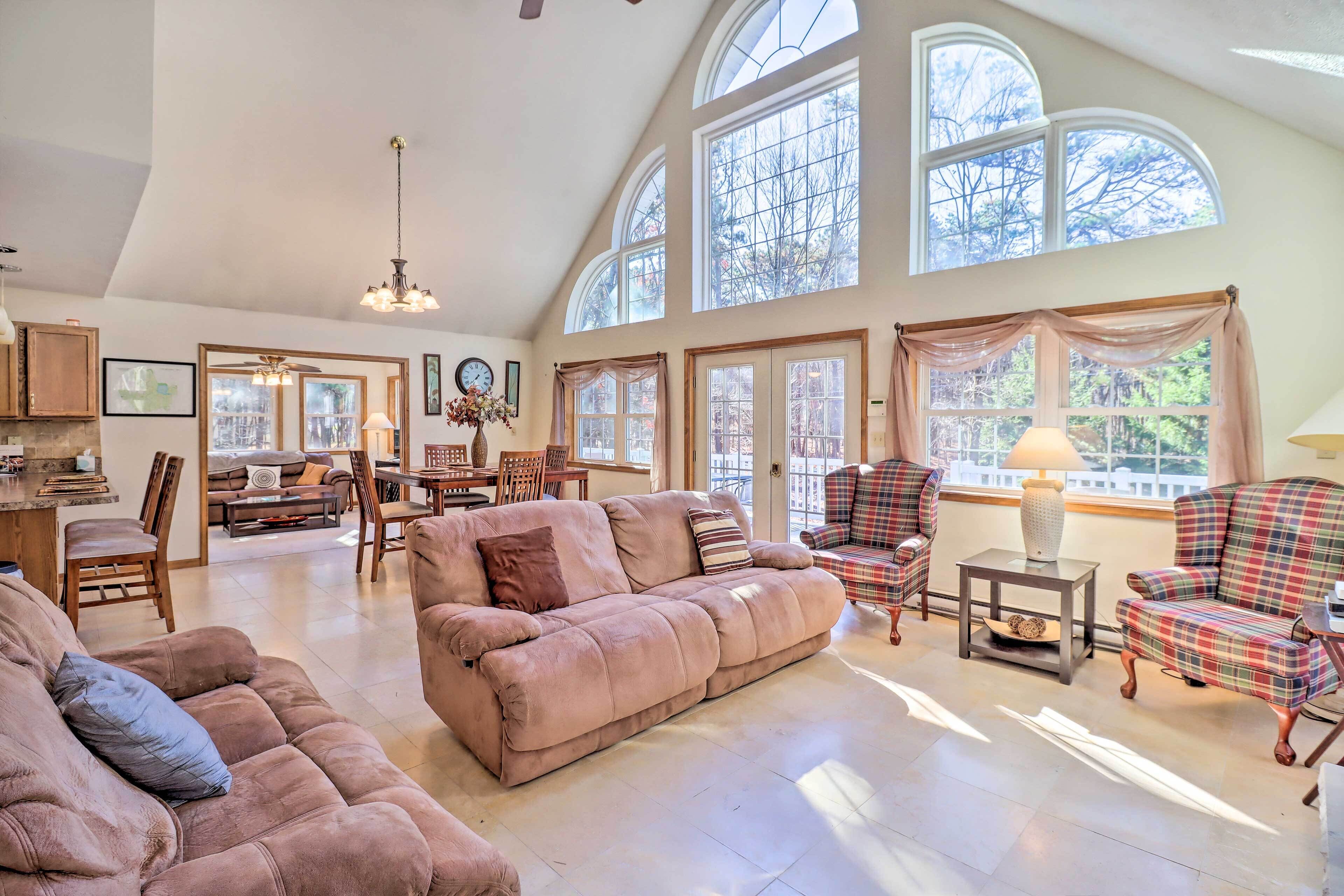 Lehighton Getaway w/ Deck + Community Perks!