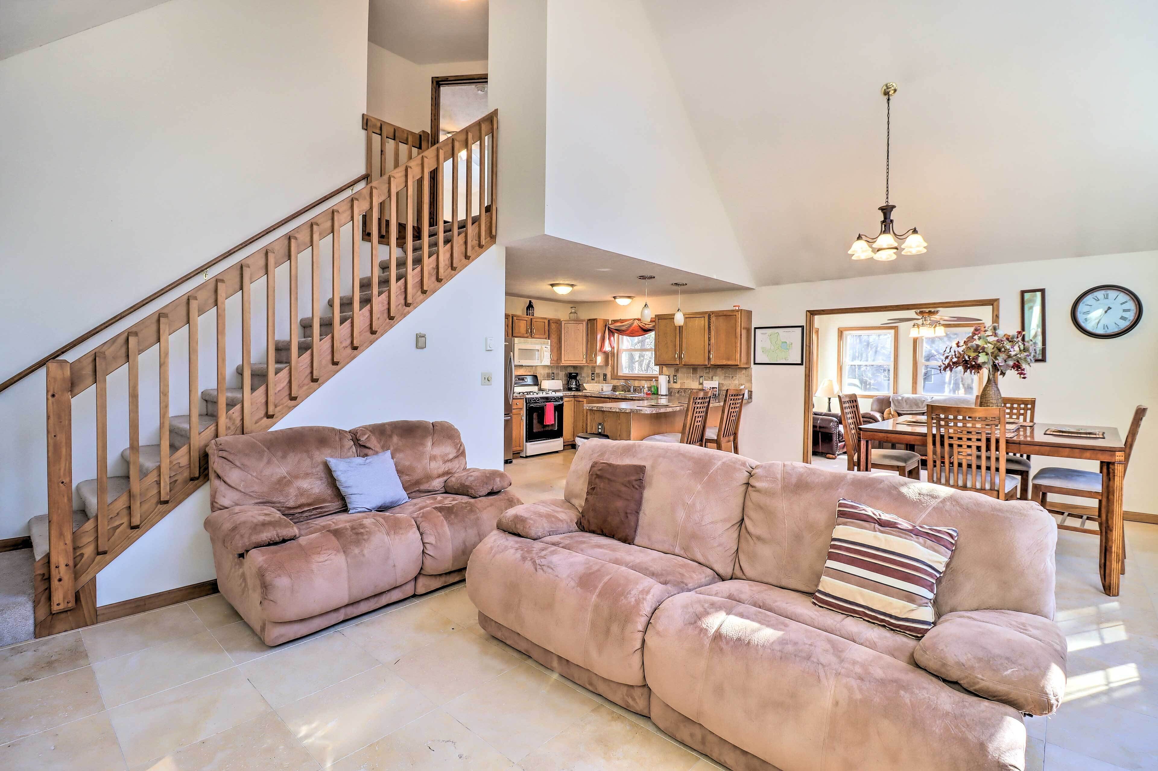 Lehighton Getaway w/ Deck + Community Perks!