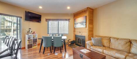 Apartamento (2 Bedrooms) | Zona de estar | Una televisión, una chimenea