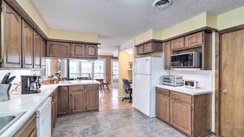 House (3 Bedrooms) | Private kitchen | Microwave, oven, stovetop, dishwasher