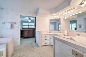 House (3 Bedrooms) | Bathroom - Lake Livingston Hideaway w/ Dock + Gas Grill! (Onalaska)