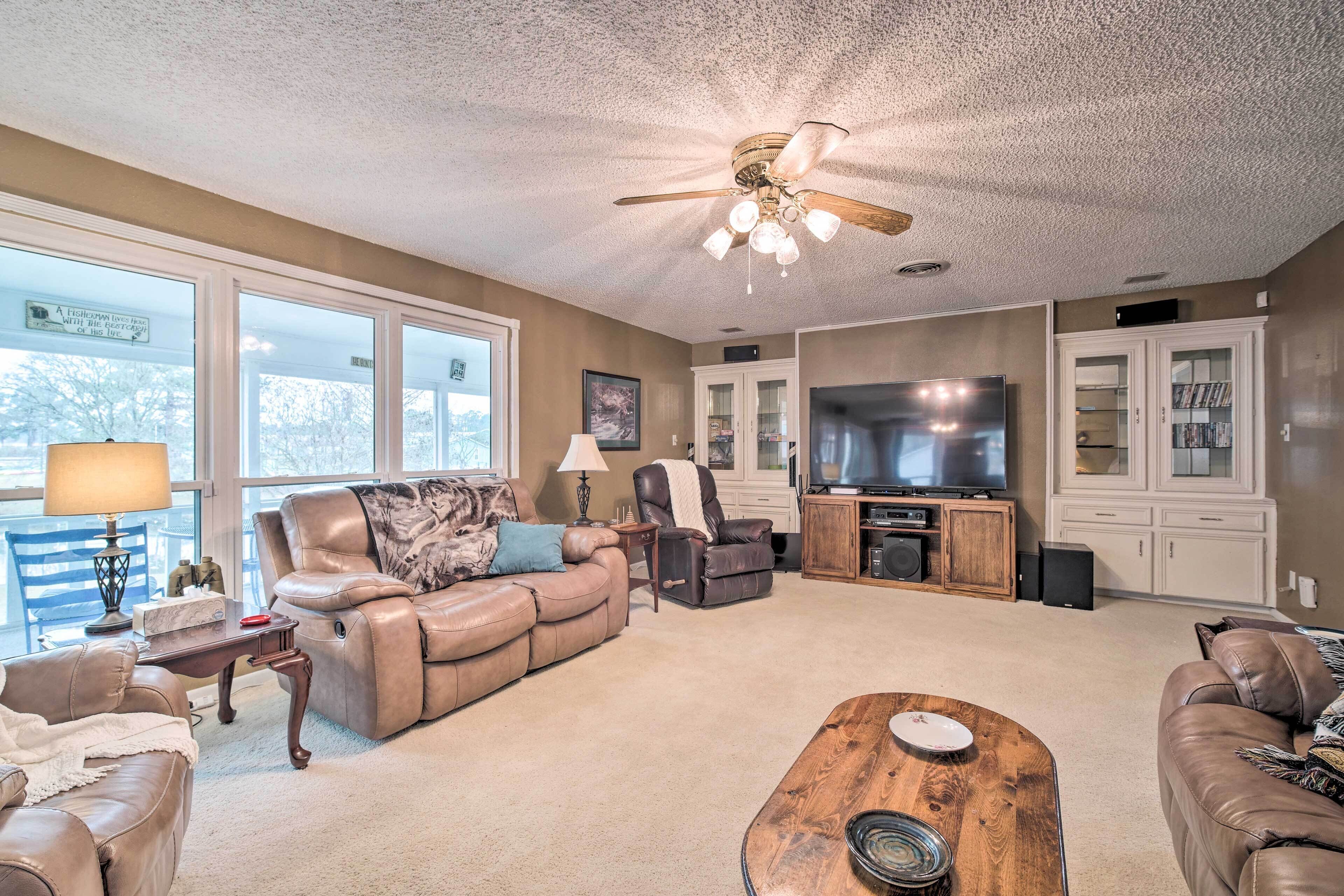 Lake Livingston Hideaway w/ Dock + Gas Grill!