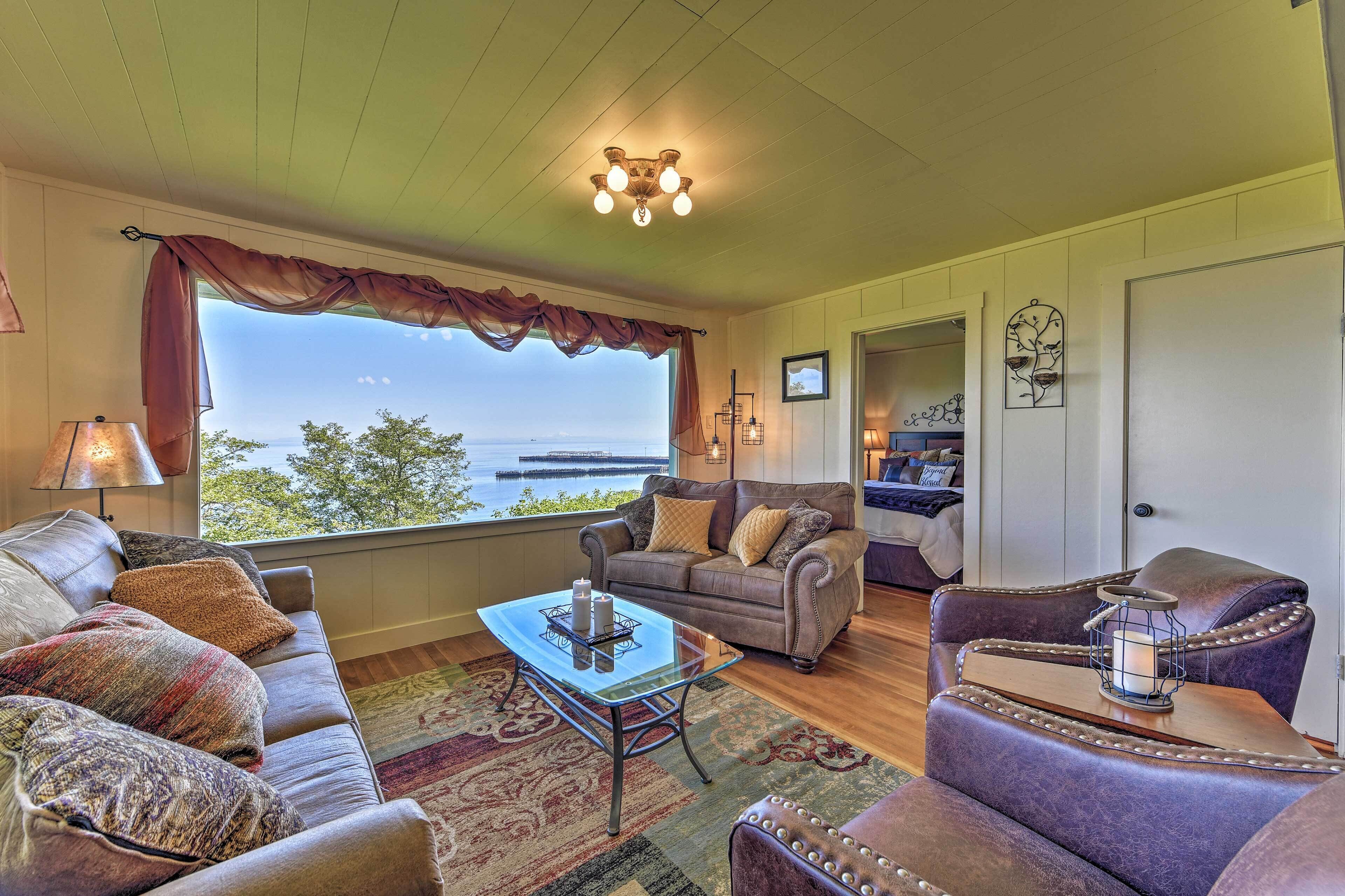Waterfront Home - 6 ½ Mi to Olympic National Park!