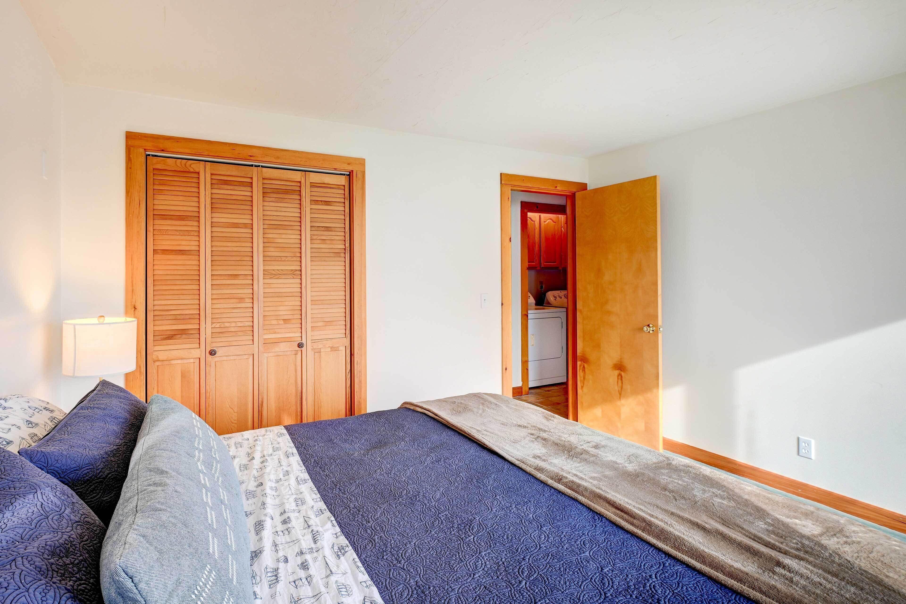 Une chambre à coucher avec un lit, une armoire et un placard.