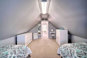 1 habitación, tabla de planchar con plancha y ropa de cama 