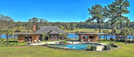 Cottage (2 Bedrooms) | Depan hartanah