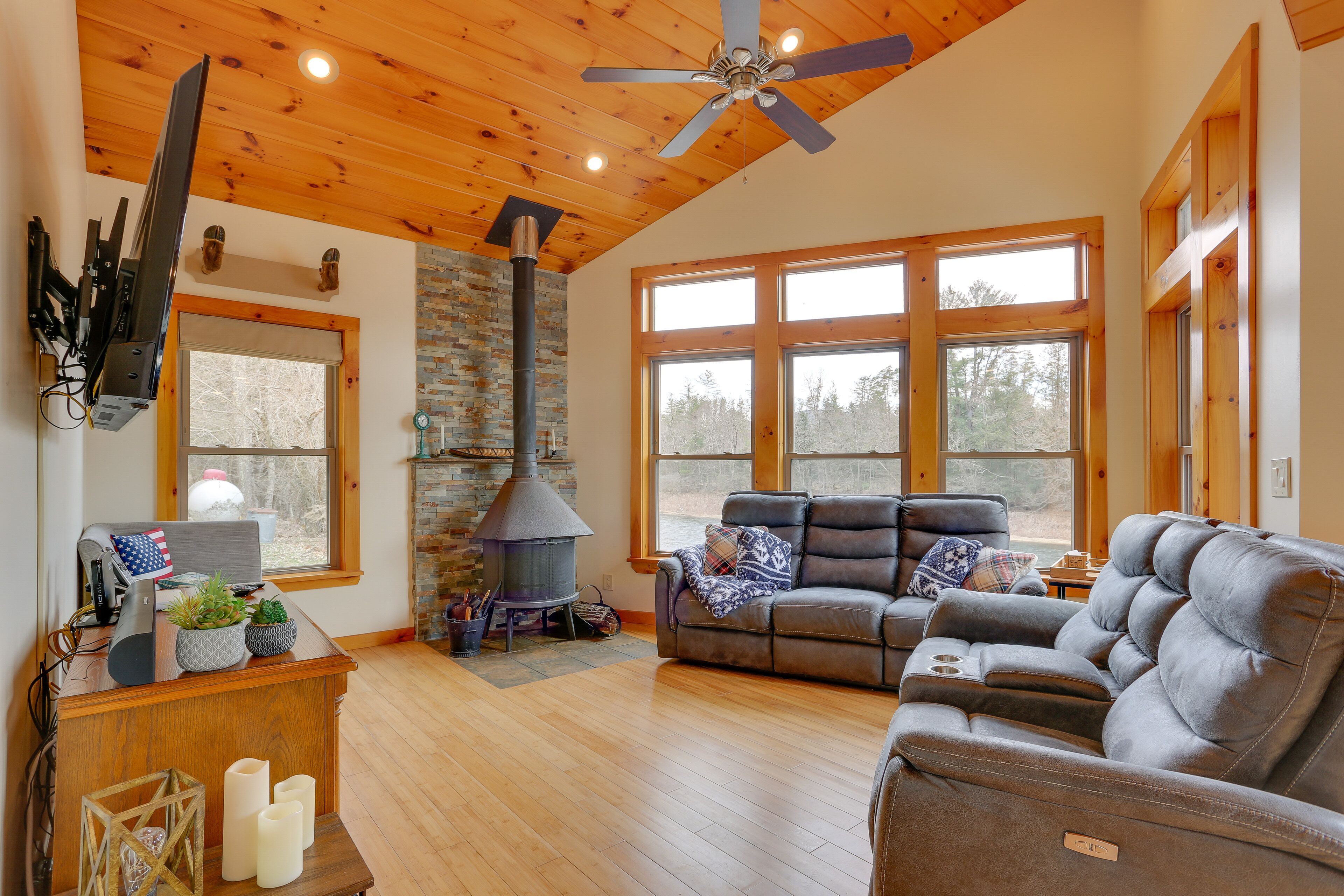 Pet-friendly Hancock Home on the Delaware River!