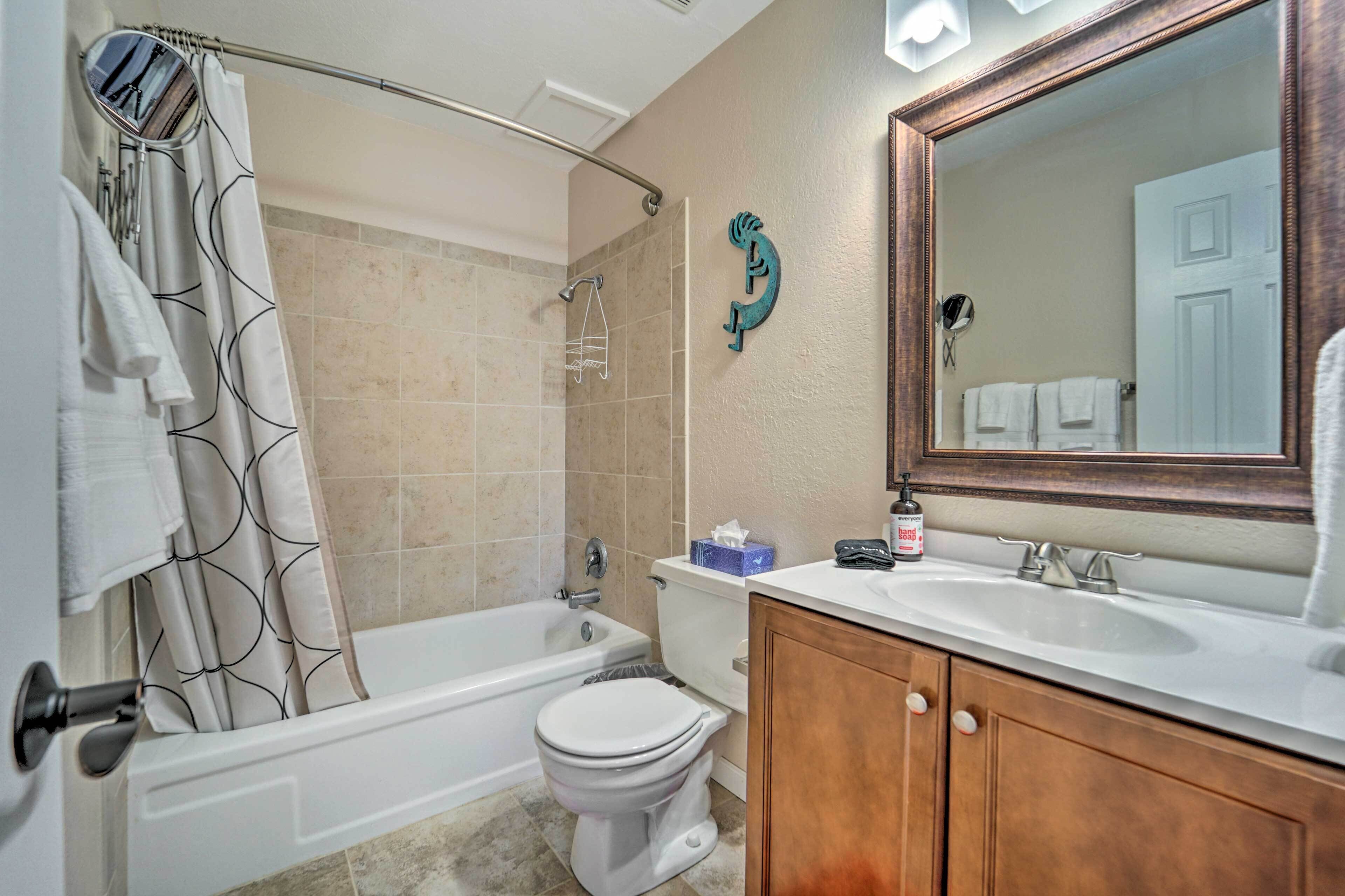 Une salle de bain avec une baignoire, des toilettes et un lavabo.