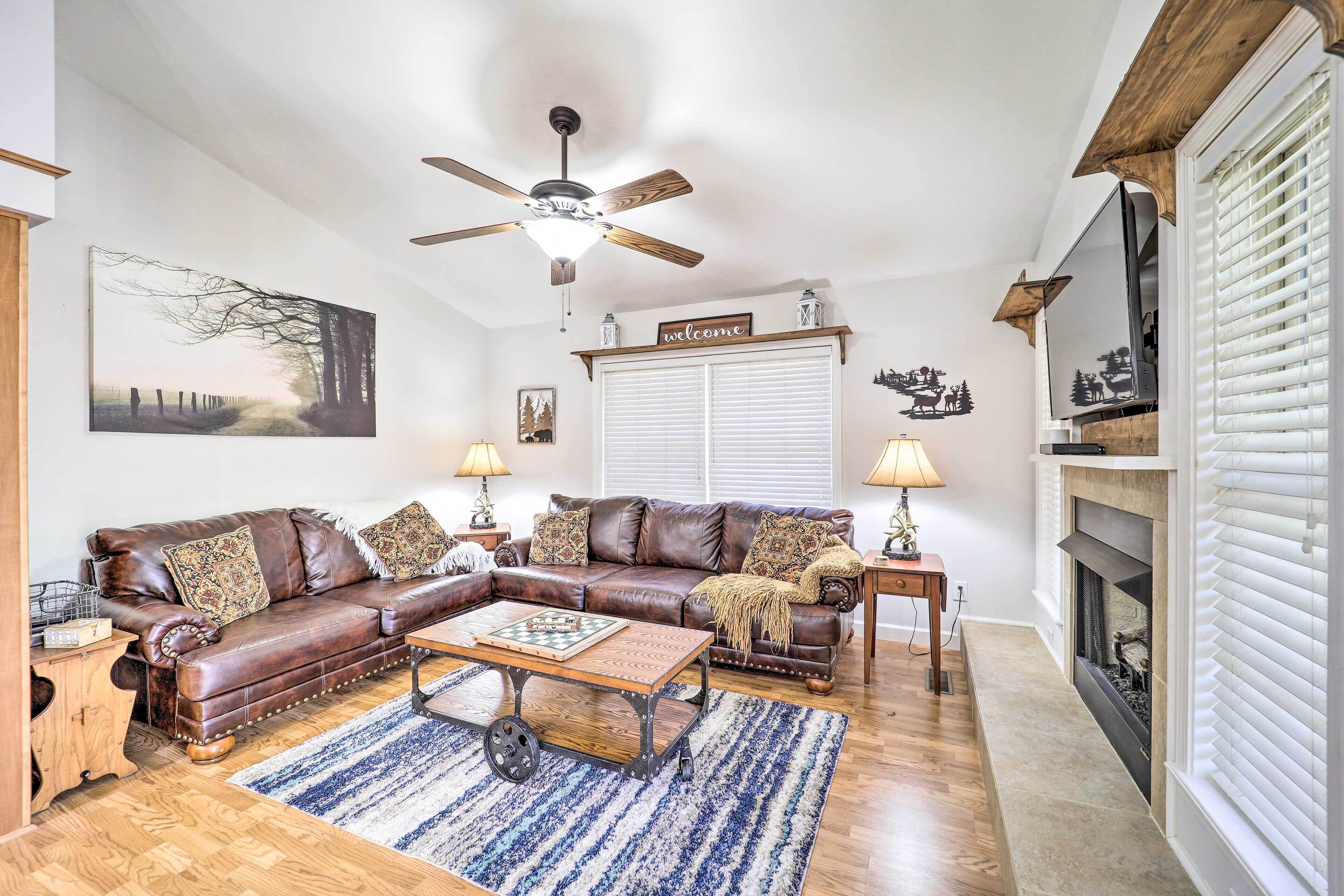 House (3 Bedrooms) | Living area