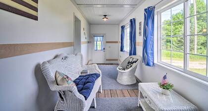 3 Mi to Lake Michigan: The Country Cottage