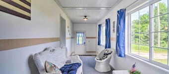 3 Mi to Lake Michigan: The Country Cottage