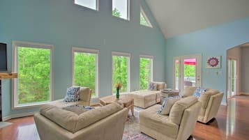 House (4 Bedrooms) | Living area | TV, fireplace, books