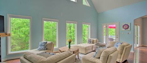 Casa (4 Bedrooms) | Área de sala de estar | Televisión, chimenea y libros