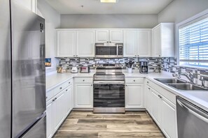 Apartment (2 Bedrooms) | Interior - Shuttle to Ocean! North Myrtle Beach Retreat (North Myrtle Beach)