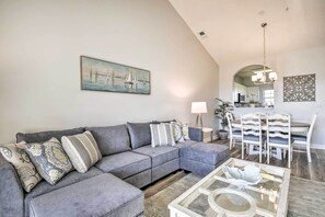 Interior - Shuttle to Ocean! North Myrtle Beach Retreat (North Myrtle Beach)