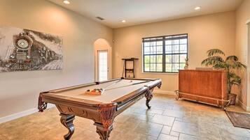 House (5 Bedrooms) | Interior