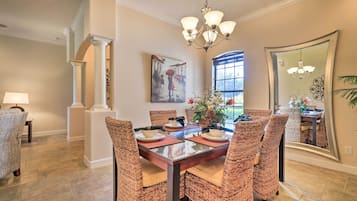 House (5 Bedrooms) | Interior