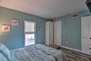 Apartment (1 Bedroom) | Interior - Walk to Ocean: St Pete Beach Condo w/ Pool Access (St. Pete Beach)