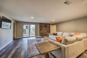 Una televisión, una chimenea, libros