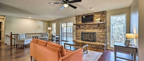 House (4 Bedrooms) | Living area