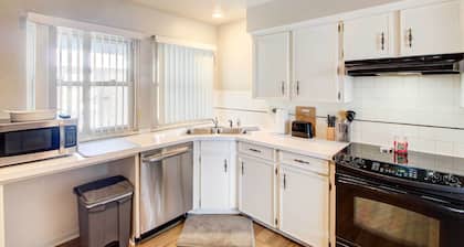 Pleasant Condo - 14 Mi to Dtwn Kansas City