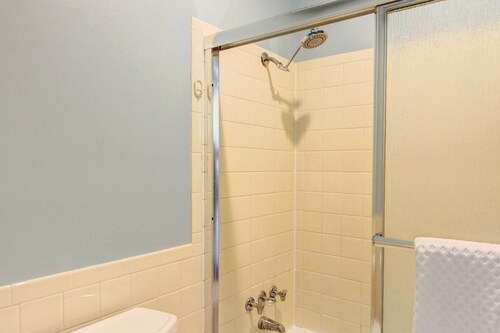 Pleasant Condo - 14 Mi to Dtwn Kansas City