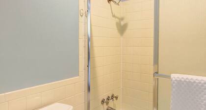 Pleasant Condo - 14 Mi to Dtwn Kansas City
