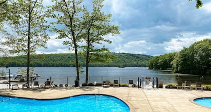 Near Skiing & Lakes: Contemporary Poconos Townhome