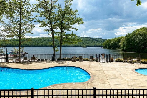 Near Skiing & Lakes: Contemporary Poconos Townhome